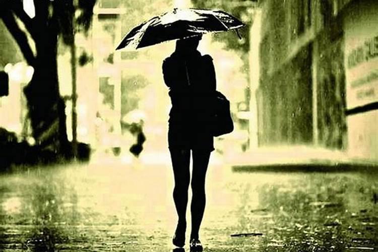 女人梦见下雨了收衣服什么意思