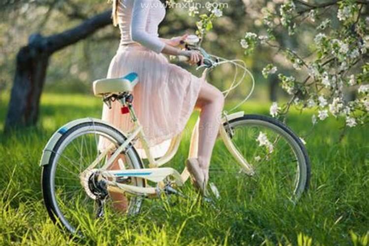 梦见骑自行车带着美女