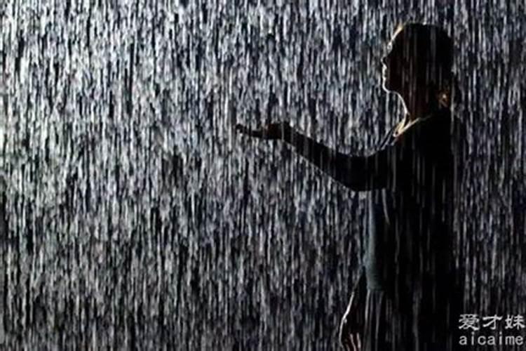 梦到下大雨是什么征兆女性
