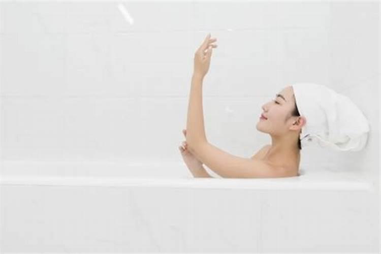 梦见洗澡是什么预兆女性