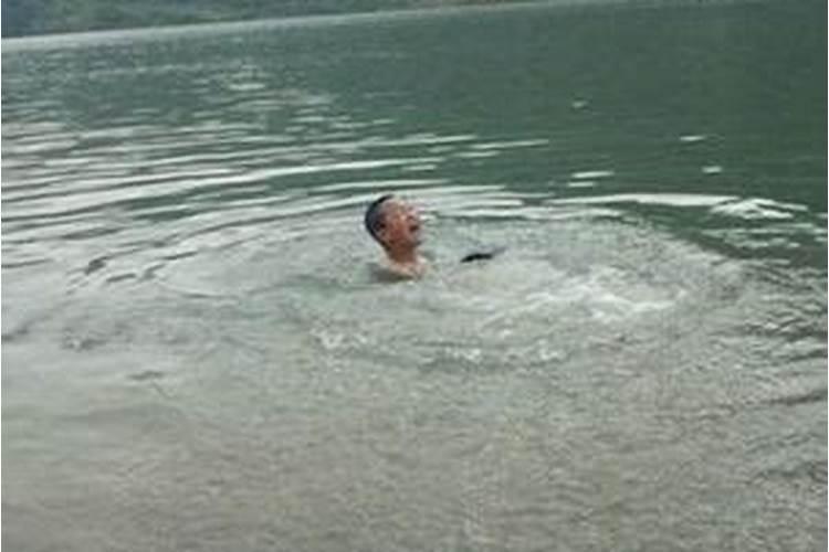 梦见儿子掉水里被自己救上来了