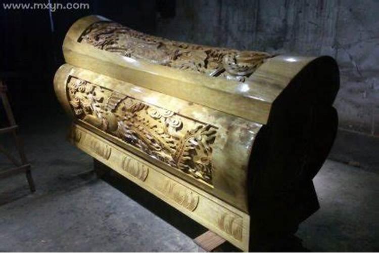 梦见看见已故的外公的棺材