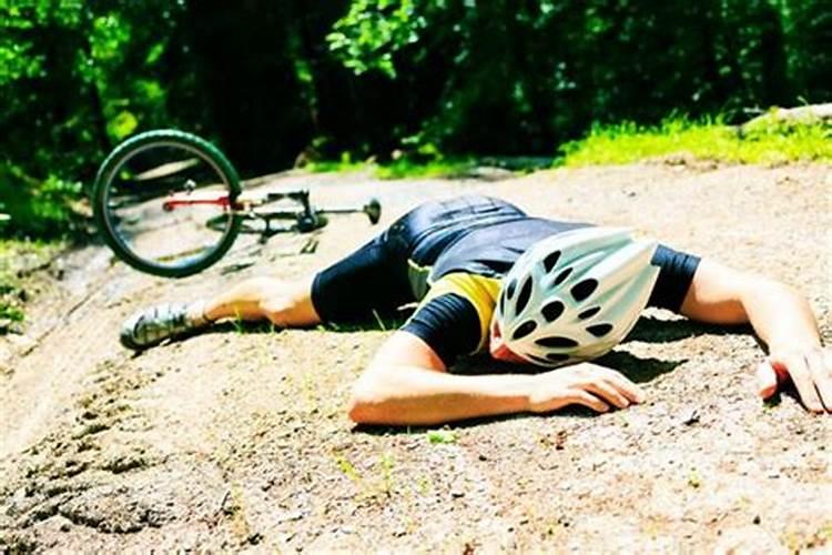 梦见骑自行车带人摔倒是什么意思