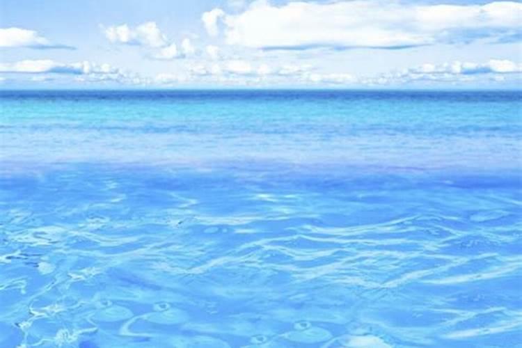 梦见漂亮的海水很蓝很清
