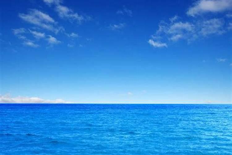 梦见大海的水很蓝特别清澈