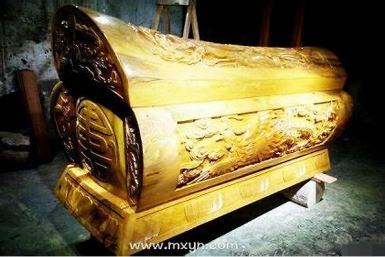 梦见前妻死了躺在棺材里
