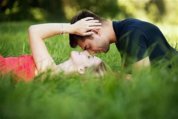 梦见和女性朋友亲吻是什么征兆