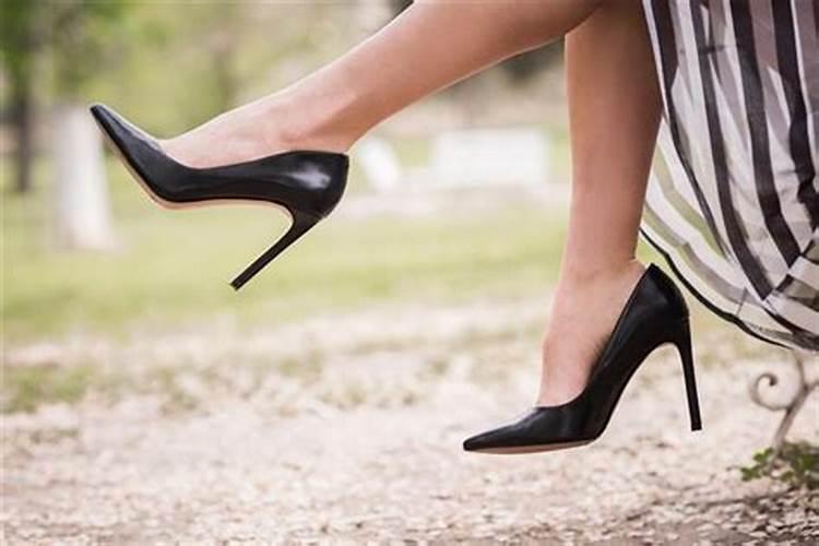 已婚中年女人梦见自己穿新鞋