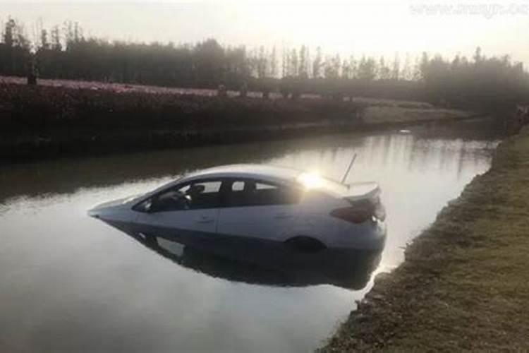 梦见别人在水上开车