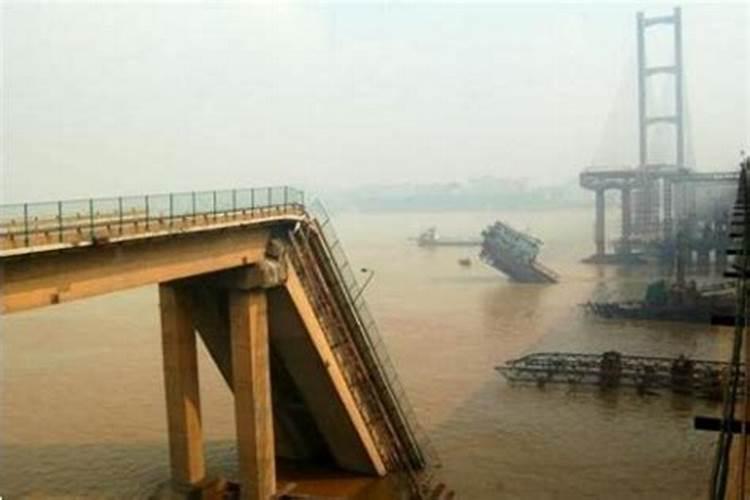 梦见洪水把桥冲塌了