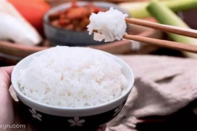 梦见吃米饭怎么回事